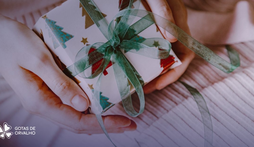 Mãos segurando um presente de Natal