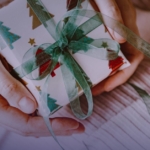 Mãos segurando um presente de Natal