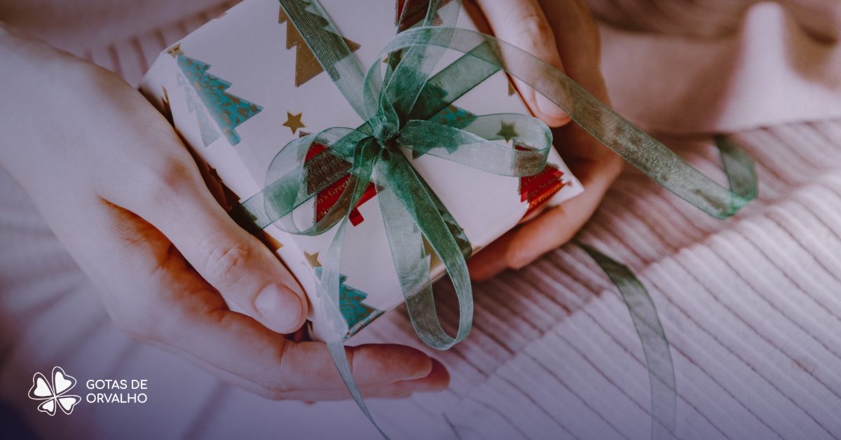 Mãos segurando um presente de Natal