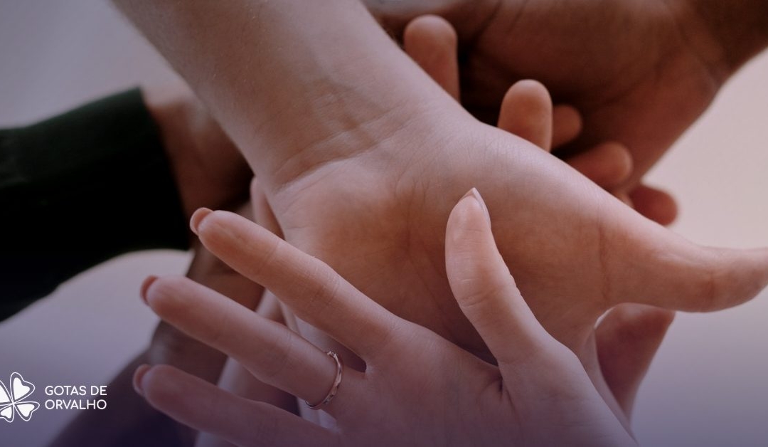Mãos de voluntários unidas