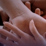 Mãos de voluntários unidas