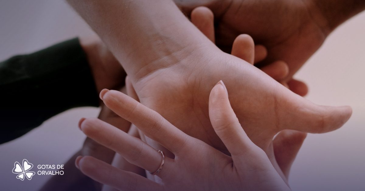 Mãos de voluntários unidas